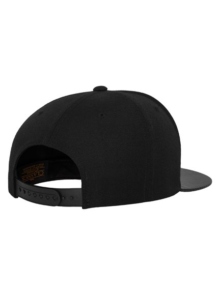 Modell in Yupoong Black Snapback Caps - Snapback Special 6089CA Carbon Cap